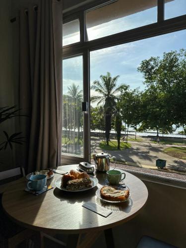 Apartamento com vista pro mar no Centro de Ubatuba - com estacionamento 2 quartos e cozinha completa