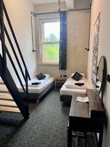 2 twin beds, 2 futon beds