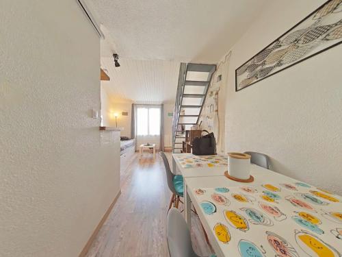 . Studio Mezzanine Lumineux avec Wifi, Idéalement Situé, 4 Couchages, à 250m de la Plage et du Port - FR-1-224B-99