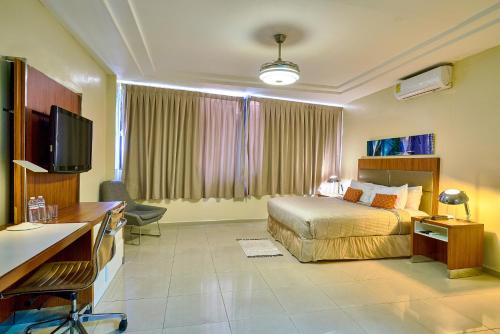 Hotel Libertad at historic main street in ซันโตโดมิงโก