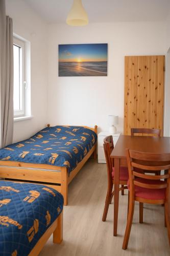 1 double bed, 1 twin bed