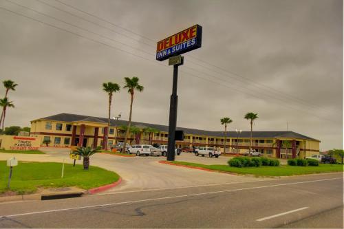 Deluxe Inn and Suites - image 12