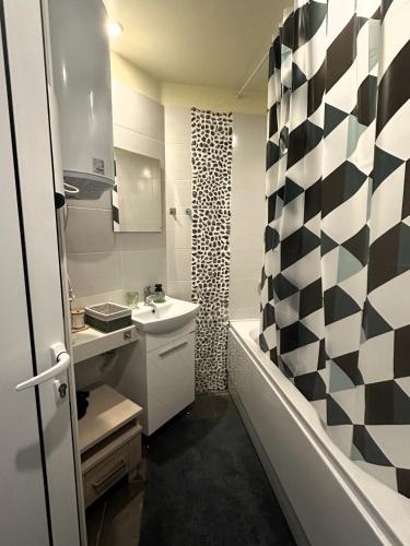 Bright & Comfy Bansko Apartment for 4 Guests & Free Parking, Bansko (photo 8)