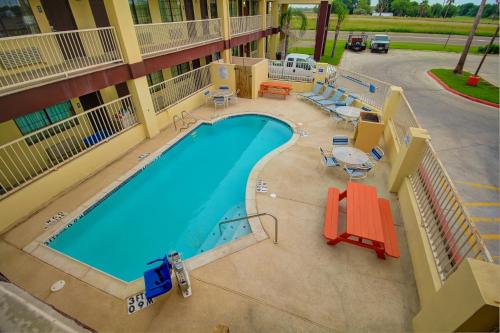 Deluxe Inn and Suites