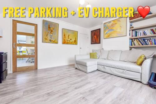 Family House in the Heart of Hanwell with 5 stars!, Londýn
