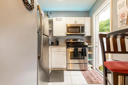 Kitchen, Private 1 Bed 1 Bath Orlando Oasis Shopping and Parks Nearby in Orlando West