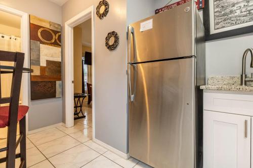 Kitchen, Private 1 Bed 1 Bath Orlando Oasis Shopping and Parks Nearby in Orlando West
