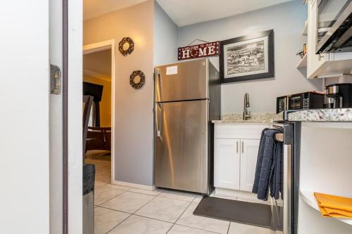 Kitchen, Private 1 Bed 1 Bath Orlando Oasis Shopping and Parks Nearby in Orlando West