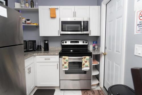Kitchen, Private 1 Bed 1 Bath Orlando Oasis Shopping and Parks Nearby in Orlando West