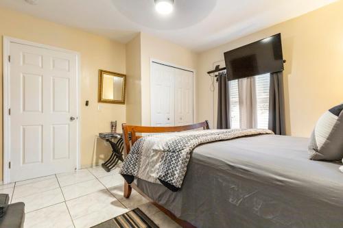 Private 1 Bed 1 Bath Orlando Oasis Shopping and Parks Nearby in Orlando West