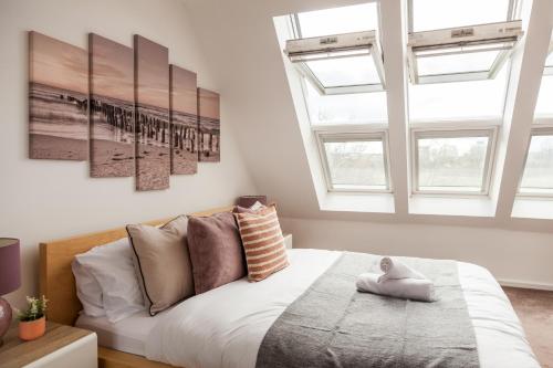 Luxury Stay Sleeps 9 with Hot Tub & Pool, Manchester