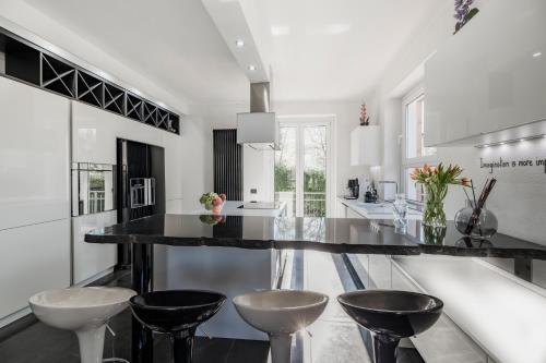 virtuve, K10 Luxury Villa, Pool, Private Spa, Gym & Garden, Como in Lipomo