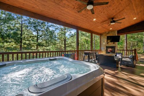 Serenity Pines-3bd/2bth, Sleeps 8, Hot tub+Arcades in Stephens Gap, Vereinigte Staaten von Amerika