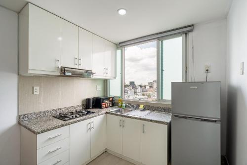Otis Apartment - Balcony View - Steps from Bui Vien - International Plaza Building - District 1 - 주방