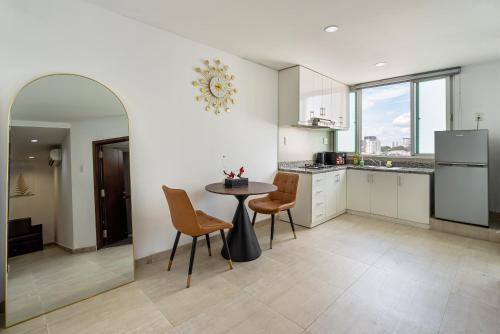 Otis Apartment - Balcony View - Steps from Bui Vien - International Plaza Building - District 1 - 주방