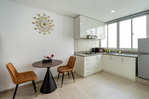 Otis Apartment - Balcony View - Steps from Bui Vien - International Plaza Building - District 1 - 주방