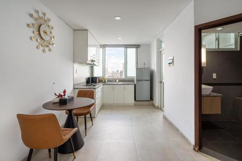Otis Apartment - Balcony View - Steps from Bui Vien - International Plaza Building - District 1 - 주방
