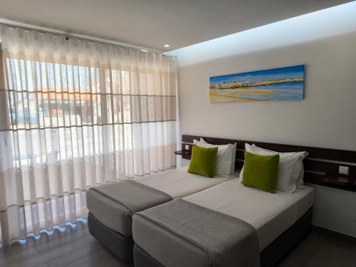 2 twin beds