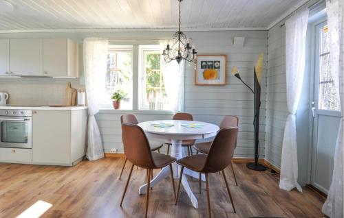 virtuve, 2 Bedroom Gorgeous Home In Ed in Haboda