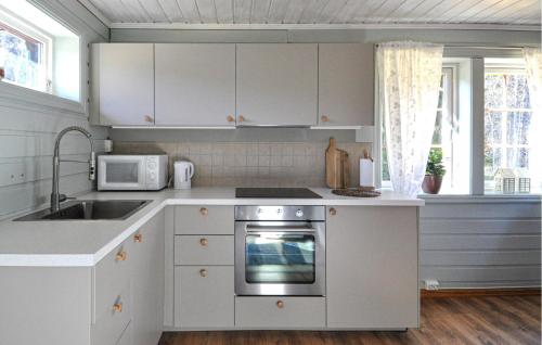 virtuve, 2 Bedroom Gorgeous Home In Ed in Haboda