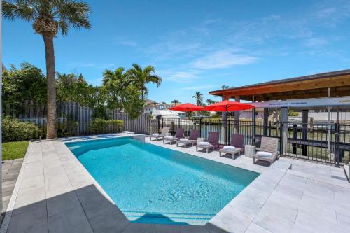 New Listing! Canal Dreaming - Salt Pool - Water View with Dock - image 4
