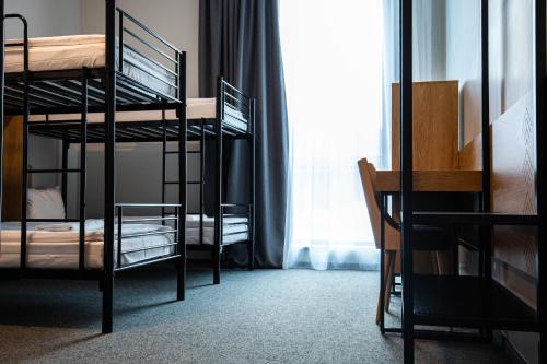 6 twin beds