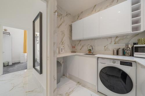 Central 3 bedroom apartment on Oxford Street GC4, Londýn (fotografie 10)