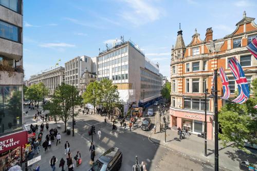 Central 3 bedroom apartment on Oxford Street GC4 - image 2