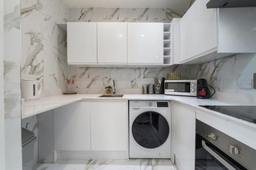 Central 3 bedroom apartment on Oxford Street GC4 - image 13
