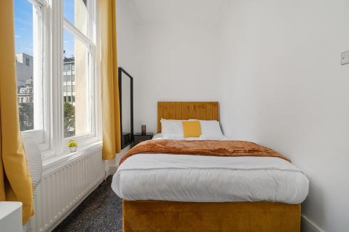 Spacious 3-Bedroom Residence in Exclusive Mayfair 7GC - image 6