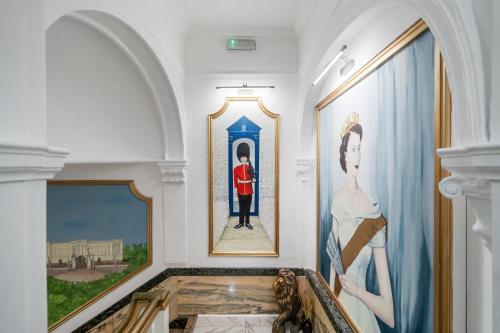 Spacious 3-Bedroom Residence in Exclusive Mayfair 7GC - image 10