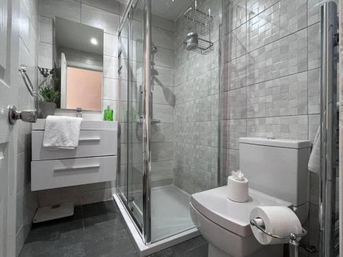 Wonderful 3 Bed West End Flat, Glasgow (photo 7)