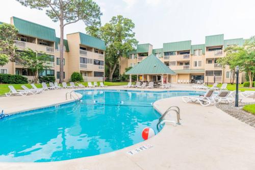 Coastal Luxe Villa By The Beach in 希爾頓黑德島水濱