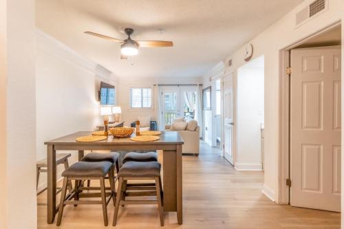 Coastal Luxe Villa By The Beach in 希爾頓黑德島水濱