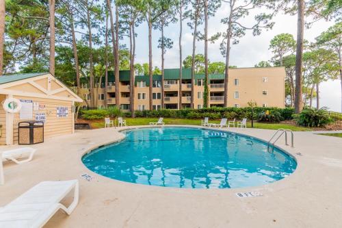Coastal Luxe Villa By The Beach in 希爾頓黑德島水濱