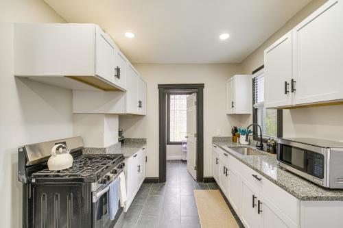 4 Mi to Dtwn: Modern Retreat w/ Yard in Cleveland, Cleveland (zdjęcie 3)