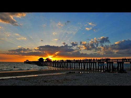 Serenity by the Gulf! - 1 Mile To Vanderbilt Beach! - 4 Bedroom! - image 3