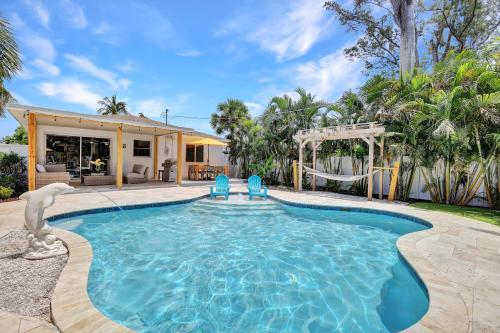 The Beach House! - 1 Mile to Vanderbilt Beach! Southern Exposure, Pool