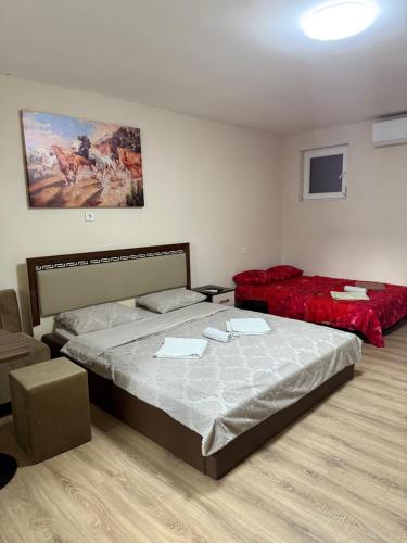 1 queen bed, 2 twin beds