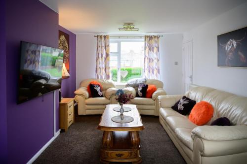 共用Lounge/電視區, Strelley house 4 , Perfect for business trip & Families holiday or working proffesionals-5 min from  in 比爾伯樂