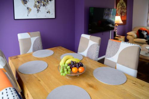 共用Lounge/電視區, Strelley house 4 , Perfect for business trip & Families holiday or working proffesionals-5 min from  in 比爾伯樂
