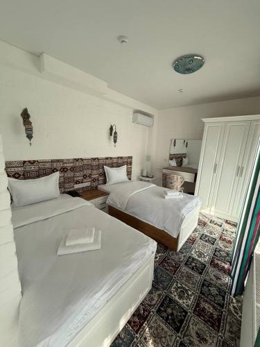 2 twin beds