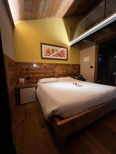 Deluxe Room (2 Adults + 1 Child)