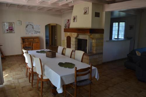 Iekārtas, Maison familiale de campagne in Marsaneix