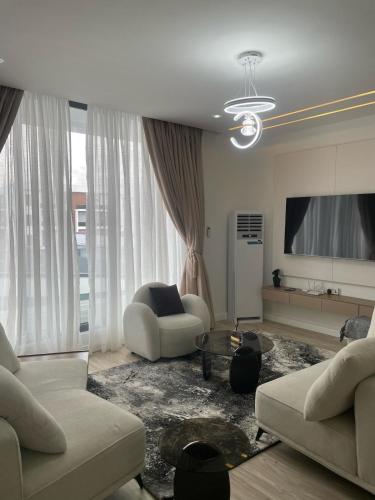 Luxurious 2 bedroom - image 3