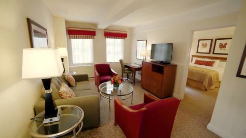 Elite One-Bedroom Suite Queen image 2
