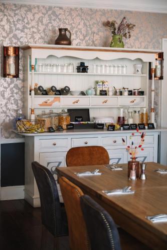 โรงแรม ดิแอทโฮล อาร์ม (The Atholl Arms Hotel) in ดัคเคิล