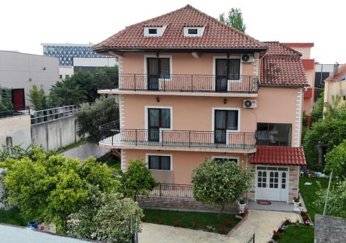 Arlis Apartments - near North and South Terminal in เมเซซ-ฟูเช