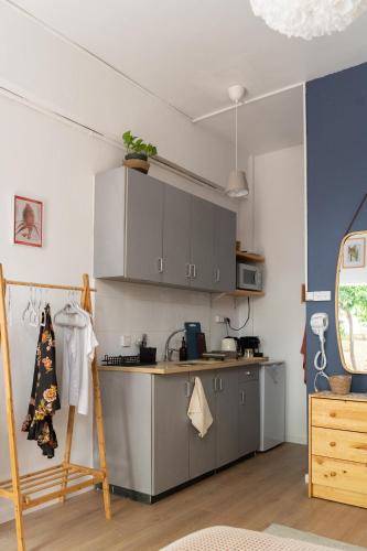 Dotan's Boutique Studios - By The Beach! - image 4