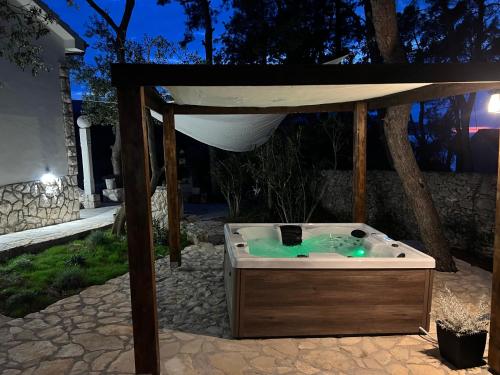Pezsgőfürdő, Villa Pinus in Stari Grad